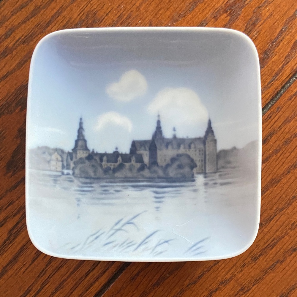 Royal Copenhagen Fredericksburg trinket dish